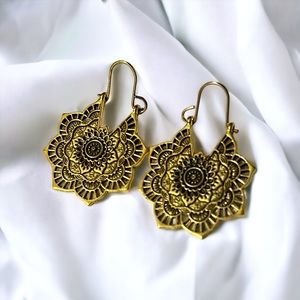 Vintage Boho Carved Flower Drop Earrings Hollow Floral Medallion Gold